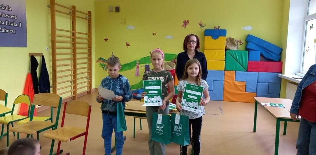 dzieci biorące udział w konkursie