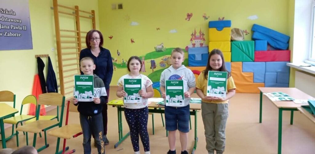 dzieci biorące udział w konkursie