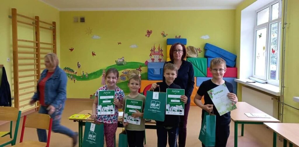 dzieci biorące udział w konkursie
