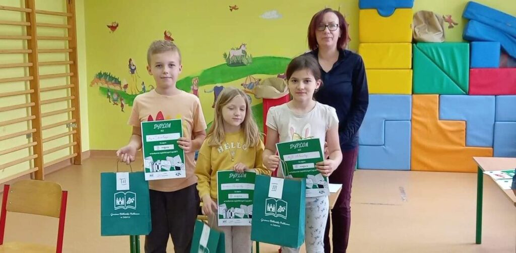 dzieci biorące udział w konkursie