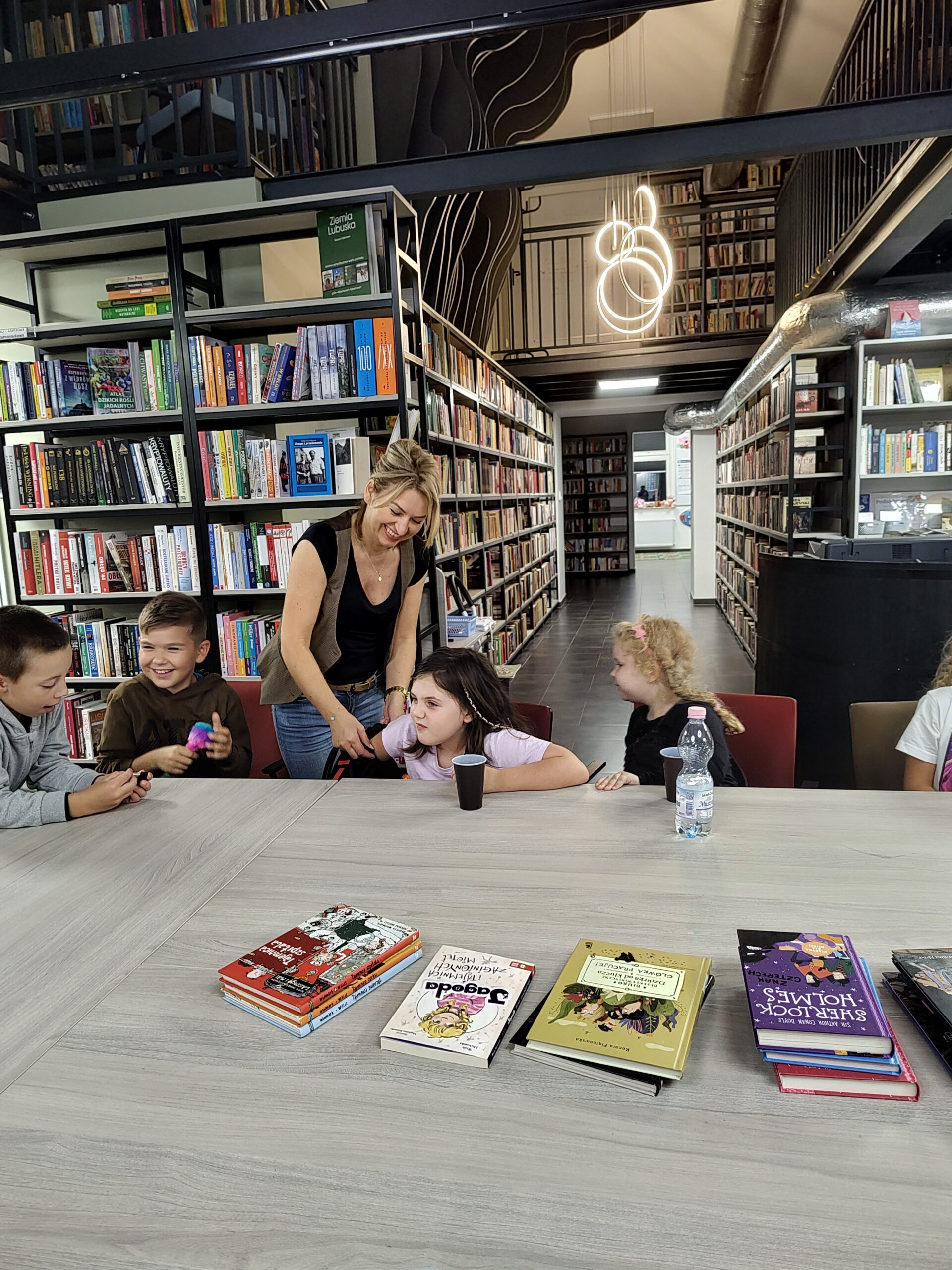 noc w bibliotece